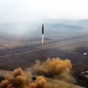 Vụ phóng thử tên lửa đạn đạo liên lục địa Hwasong-17 kiểu mới của Triều Tiên tại sân bay quốc tế Bình Nhưỡng, ngày 18/11/2022. (Ảnh: Yonhap/TTXVN)