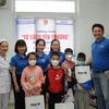 Đoàn viên thanh niên Cơ quan TTXVN khu vực miền Trung-Tây Nguyên trao tặng tủ sách yêu thương đến với các bệnh nhi Bệnh viện Ung bướu Đà Nẵng. (Ảnh: Văn Dũng/TTXVN)