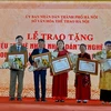 Trao tặng bằng vinh danh nghệ nhân ưu tú cho các nghệ nhân trong lĩnh vực di sản văn hóa phi vật thể ở Hà Nội. (Ảnh: Đinh Thuận/TTXVN)
