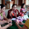 Tư vấn sức khỏe sinh sản cho người dân xã Bồng Khê, huyện Con Cuông, tỉnh Nghệ An. (Ảnh: Bích Huệ/TTXVN)