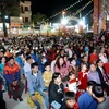 Hàng ngàn bà con giáo dân và nhân dân đến dự Lễ Giáng sinh tại Nhà thờ giáo xứ Ái Nghĩa. (Ảnh: Trịnh Bang Nhiệm/TTXVN)