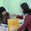 Phó Chủ tịch nước Võ Thị Ánh Xuân tặng quà Mẹ Việt Nam Anh hùng Nguyễn Thị Kim. (Ảnh: Quang Duy/TTXVN)