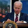 Tổng thống Mỹ Joe Biden ký một đạo luật tại Nhà Trắng. (Ảnh: AFP/TTXVN)