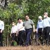 Thủ tướng Phạm Minh Chính khảo sát khu vực suối Mã Đà, giáp ranh giữa Bình Phước và Đồng Nai. (Ảnh: Dương Giang/TTXVN)