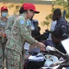 Bác sỹ Tống Vân Anh - Tổ trưởng tổ Phụ nữ Bệnh viện dã chiến 2.3 cùng chị em trong tổ gửi quà cho phụ nữ địa phương tại Nam Sudan. (Ảnh: BVDC2.3 cung cấp)