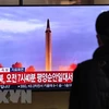 Truyền thông Hàn Quốc đưa tin về một vụ phóng tên lửa của Triều Tiên, tại Seoul. (Ảnh: AFP/TTXVN)