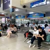 Hành khách chờ mua vé tại Bến xe Miền Đông. (Ảnh: Hồng Đạt/TTXVN)