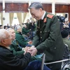 Bộ trưởng Bộ Công an Tô Lâm thăm hỏi, động viên các thương, bệnh binh tại Trung tâm Điều dưỡng thương binh Thuận Thành. (Ảnh: Thanh Thương/TTXVN)