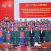 Thượng tướng Nguyễn Tân Cương với các vận động viên tham gia Đại hội thể thao toàn quốc được nhận Bằng khen của Bộ trưởng Bộ Quốc phòng. (Ảnh: Trọng Đức/TTXVN)
