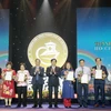 Đại diện các doanh nghiệp nhận giải 'Thương hiệu Vàng' Thành phố Hồ Chí Minh lần thứ 3. (Ảnh: Mỹ Phương/TTXVN)