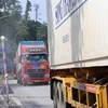 Phương tiện chở hàng hóa vào Việt Nam qua Cửa khẩu Quốc tế Hữu Nghị. (Nguồn: TTXVN)