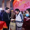 Thủ tướng Phạm Minh Chính tặng quà cho công nhân, người lao động. (Ảnh: Dương Giang/TTXVN)