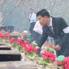 Bí thư Tỉnh ủy Bình Phước Nguyễn Mạnh Cường dâng hương tại các phần mộ liệt sỹ an táng tại Nghĩa trang Liệt sỹ tỉnh. (Ảnh: TTXVN phát)