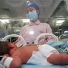 Nhân viên y tế chăm sóc em bé sơ sinh tại Trung Quốc. (Ảnh minh họa. Nguồn: AFP/TTXVN)