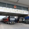 Hoạt động xuất nhập khẩu tại cửa khẩu đường bộ số 2 Kim Thành, Lào Cai. (Ảnh: Quốc Khánh/TTXVN)