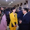 Giám đốc Học viện Chính trị Quốc gia Hồ Chí Minh Nguyễn Xuân Thắng với đại diện các Đại sứ quán và các tổ chức quốc tế. (Ảnh: Văn Điệp/TTXVN)