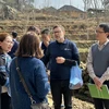 Đại sứ Australia tại Việt Nam Andrew Goledzinowski trò chuyện với thành viên Tổ du lịch cộng đồng do phụ nữ làm chủ thôn Choản Thèn, xã Y Tý, huyện Bát Xát, tỉnh Lào Cai. (Nguồn: Báo Lào Cai)