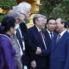 Chủ tịch nước Nguyễn Xuân Phúc gặp gỡ các đại biểu.(Ảnh: Thống Nhất/TTXVN)