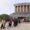 Đoàn kiều bào tiêu biểu dự Chương trình Xuân Quê hương 2023 đến đặt vòng hoa, vào Lăng viếng Chủ tịch Hồ Chí Minh. (Ảnh: Lâm Khánh/TTXVN)