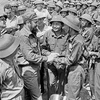 Các chiến sỹ Đoàn Khe Sanh, Quân giải phóng Trị Thiên-Huế nồng nhiệt đón mừng Bí thư thứ nhất Ban Chấp hành Trung ương Đảng Cộng sản Cuba, Thủ tướng Chính phủ Cách mạng Cuba Fidel Castro đến thăm Vùng giải phóng miền Nam Việt Nam, ngày 15/9/1973. (Ảnh: TT