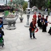 Nghi thức lễ hội tại cửa đền Đông Cuông. (Ảnh: Thế Duyệt/TTXVN)