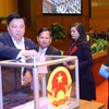 Đại biểu Quốc hội bỏ phiếu miễn nhiệm Chủ tịch nước Nguyễn Xuân Phúc. (Ảnh: Văn Điệp/TTXVN)