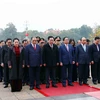 Các lãnh đạo, nguyên lãnh đạo Đảng, Nhà nước và Mặt trận Tổ quốc Việt Nam vào Lăng viếng Chủ tịch Hồ Chí Minh. (Ảnh: Phạm Kiên/TTXVN)