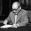 Chủ tịch Hội đồng Nhà nước Võ Chí Công ký sắc lệnh công bố Hiến pháp năm 1992 (tháng 9/1992), đánh dấu một giai đoạn phát triển mới của lịch sử lập hiến Việt Nam, với những giá trị chính trị-pháp lý và thực tiễn sâu sắc. (Ảnh: Minh Điền/TTXVN)