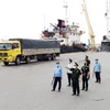 Cán bộ, chiến sỹ Biên phòng Cửa khẩu Cảng Thành phố Hồ Chí Minh làm nhiệm vụ tại cảng Khánh Hội. (Ảnh: TTXVN phát)