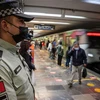 Binh sỹ thuộc Lực lượng Vệ binh Quốc gia Mexico gác tại ga tàu điện ngầm Bellas Artes ở Mexico City. (Ảnh: AFP/TTXVN)