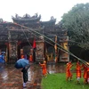Lễ hạ cây nêu tại hoàng cung triều Nguyễn thuộc khu di sản Hoàng cung Huế. (Ảnh: Tường Vi/TTXVN)