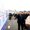 Thủ tướng Phạm Minh Chính kiểm tra và nghe báo cáo về tình hình thực hiện dự án thành phần cao tốc Mai Sơn-Quốc lộ 45. (Ảnh: Dương Giang/TTXVN)