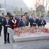 Chủ tịch Quốc hội Vương Đình Huệ và đại biểu dâng hương tại Khu tưởng niệm các vị tiền bối cách mạng. (Ảnh: Doãn Tấn/TTXVN)