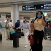 Hành khách đeo khẩu trang phòng lây nhiễm COVID-19 tại sân bay ở Miami, Florida, Mỹ. (Ảnh: AFP/TTXVN)