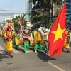 Đoàn nghinh Thần di chuyển qua nhiều tuyến đường thuộc thành phố Biên Hòa, Đồng Nai. (Ảnh: Công Phong/TTXVN)