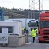 Hải quan kiểm tra xe tải chở hàng tại cảng Larne, Bắc Ireland. (Nguồn: Getty Images)