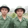 Hai anh em sinh đôi Bùi Thế Huynh (trái) và Bùi Anh Tuấn quyết tâm thực hiện ước mơ được khoác lên mình màu áo người chiến sỹ 'Bộ đội Cụ Hồ.' (Ảnh: Vũ Hà/TTXVN)