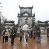 Từ sáng sớm 4/2, người dân địa phương và du khách đã kéo về đền Trần, phường Lộc Vượng, thành phố Nam Định. (Ảnh: Minh Quyết/TTXVN)