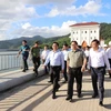 Thủ tướng Phạm Minh Chính thị sát công trình hồ chứa nước Đồng Mít. (Ảnh: Dương Giang/TTXVN)