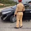 Cảnh sát giao thông huyện Vĩnh Tường dừng xe tài xế vi phạm.