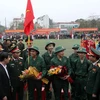 Lãnh đạo Bộ Quốc phòng, Quân khu 4, tỉnh Nghệ An nói chuyện, động viên các tân binh trước giờ lên đường nhập ngũ. (Ảnh: Văn Tý/TTXVN)