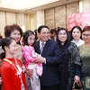 Thủ tướng Phạm Minh Chính và Phu nhân với cộng đồng người Việt Nam tại Singapore. (Ảnh: Dương Giang/TTXVN) 