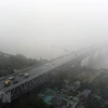 Hình ảnh cầu Thăng Long trong làn mưa bụi. (Ảnh: Huy Hùng/TTXVN)