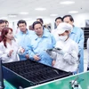 Thủ tướng Phạm Minh Chính thăm khu sản xuất của Công ty Bumjin Electronics Vina. (Ảnh: Dương Giang/TTXVN)