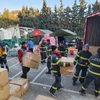 Cơ quan ứng phó thảm họa và tình huống khẩn cấp Thổ Nhĩ Kỳ (AFAD) tiếp nhận trang thiết bị y tế của Việt Nam. (Ảnh: TTXVN phát)