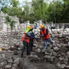 Các nhà khoa học Mexico tại địa điểm khảo cổ Chichen Itza. (Nguồn: Reuters)