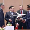 Đại diện Đoàn doanh nghiệp Hội đồng Kinh doanh EU-ASEAN trao tặng Chủ tịch Quốc hội Vương Đình Huệ mô hình máy bay Airbus. (Ảnh: Doãn Tấn/TTXVN)