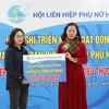 Bà Vũ Thị Kim Liên (phải), Chủ tịch Hội Liên hiệp phụ nữ thành phố Hải Phòng trao tặng kinh phí cho Hội phụ nữ chợ Tam Bạc. (Ảnh: Hoàng Ngọc/TTXVN)