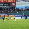Đội Sông Lam Nghệ An với đấu pháp phòng ngự phản công không cho đội Khánh Hòa có cơ hội ghi bàn trong hiệp 1. (Ảnh: Đặng Tuấn/TTXVN)