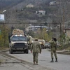 Binh sỹ và xe quân sự của Azerbaijan di chuyển qua thị trấn Lachin, gần khu vực biên giới với Armenia. (Ảnh: AFP/TTXVN)